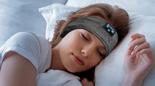 Casque anti-bruit conçu pour le sommeil, posé dans une chambre paisible, illustrant l’usage de la musique pour mieux dormir