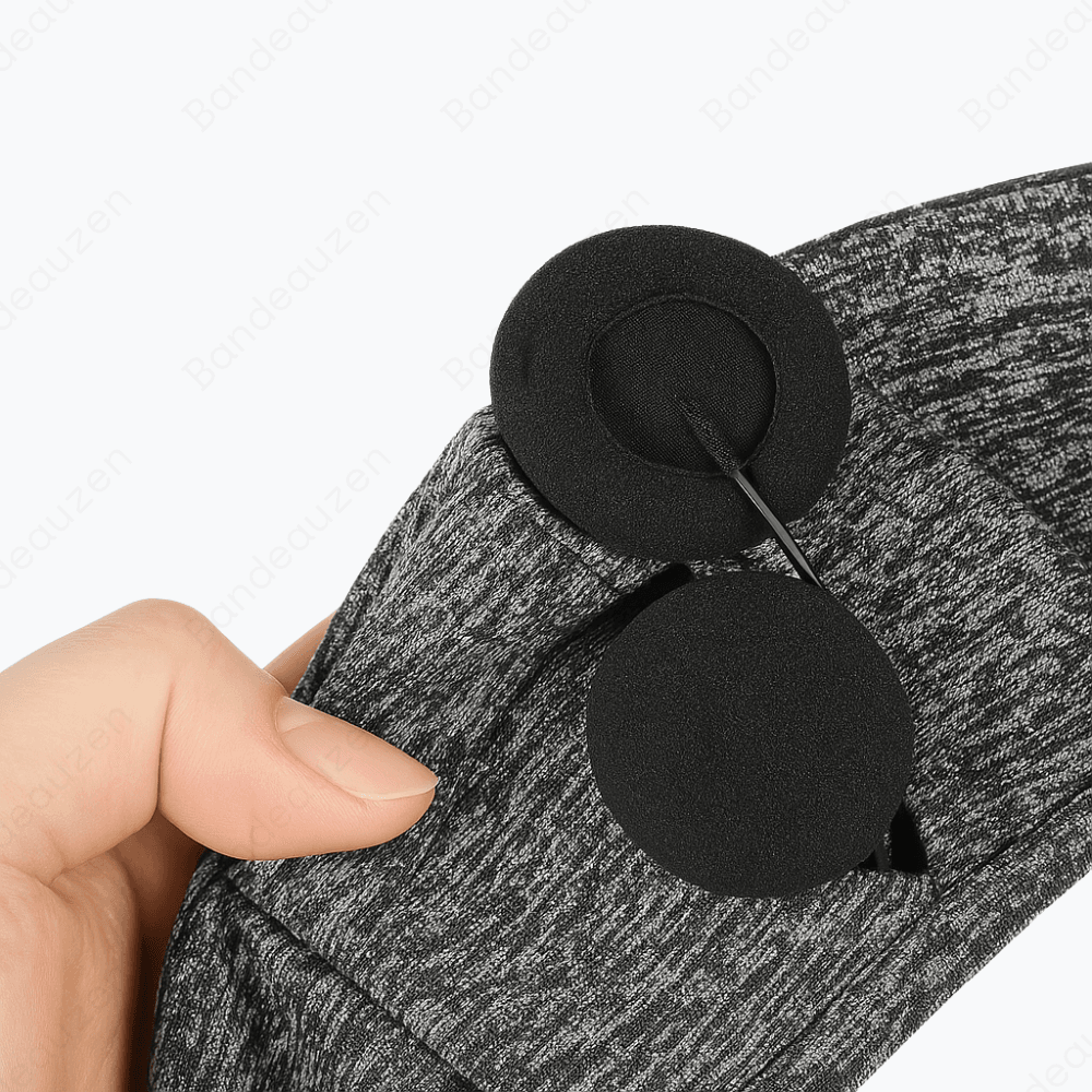 Gros plan des écouteurs plats du Bandeau bluetooth pour dormir